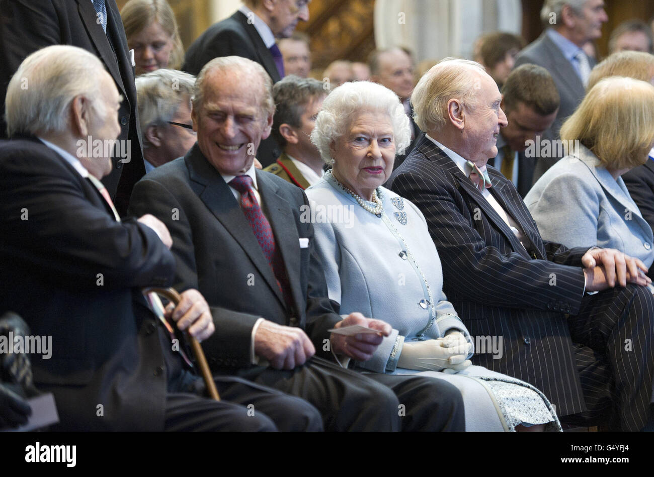 La regina Elisabetta II e il duca di Edimburgo (seconda a sinistra) assistono ad una rappresentazione delle scene delle opere di Charles Dickens alla Guildhall, Londra, durante le celebrazioni per il bicentenario della nascita dell'autore. Foto Stock