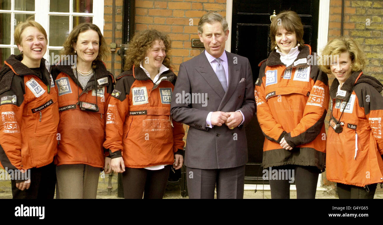 Il Principe del Galles con (L-R) Ann Daniels, Pom Oliver, Zoe Hudson, Caroline Hamilton e Rosie Stancer, la prima squadra femminile a conquistare sia il Polo Nord che il Polo Sud, a St James' Palace, Londra. Il Principe di Galles era patrono della loro spedizione. * le donne hanno completato la loro missione epica il 24 2000 gennaio quando hanno raggiunto il Polo Sud dopo 695 miglia di trekking in 60 giorni tirando slitte due volte il loro peso corporeo. Foto Stock
