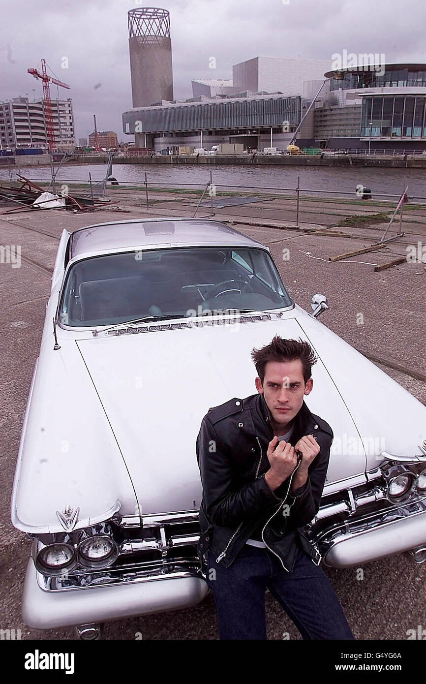 Il ballerino di balletto Will Kemp, soprannominato James Dean of Ballet, sarà protagonista di "Car Man" presso il nuovo centro espositivo di Lowry sul canale delle navi di Manchester a Salford Quays nel giugno 2000. Il Lowry Centre è un monumento commemorativo di 94 milioni di persone all'artista LS Lowry. * che aprirà nell'aprile 2000 con un cocktail spettacolare di musica, danza, teatro e fuoco. Foto Stock