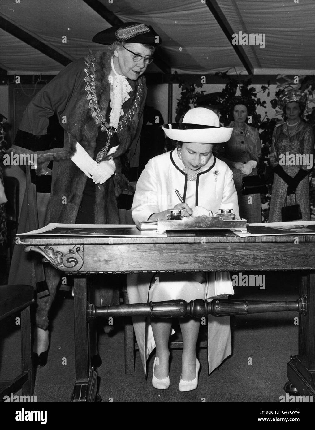 Royalty - Queen Elizabeth II - Wokingham Foto Stock