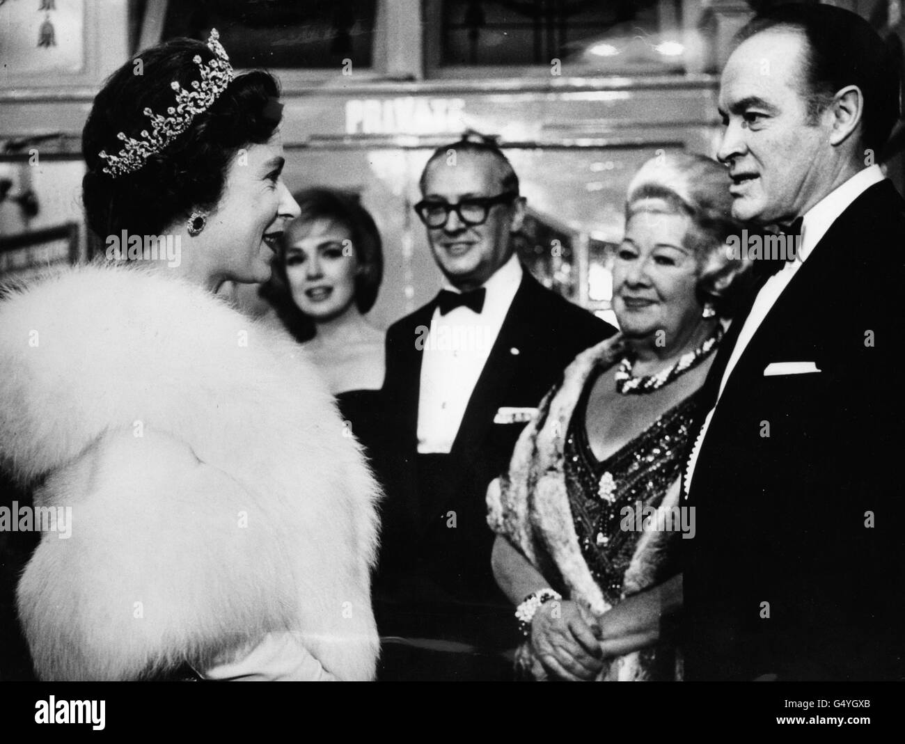 La regina Elisabetta II incontrò Bob Hope e Sophie Tucker mentre gli artisti le furono presentati dopo la Royal Variety Performance al London Palladium. Foto Stock
