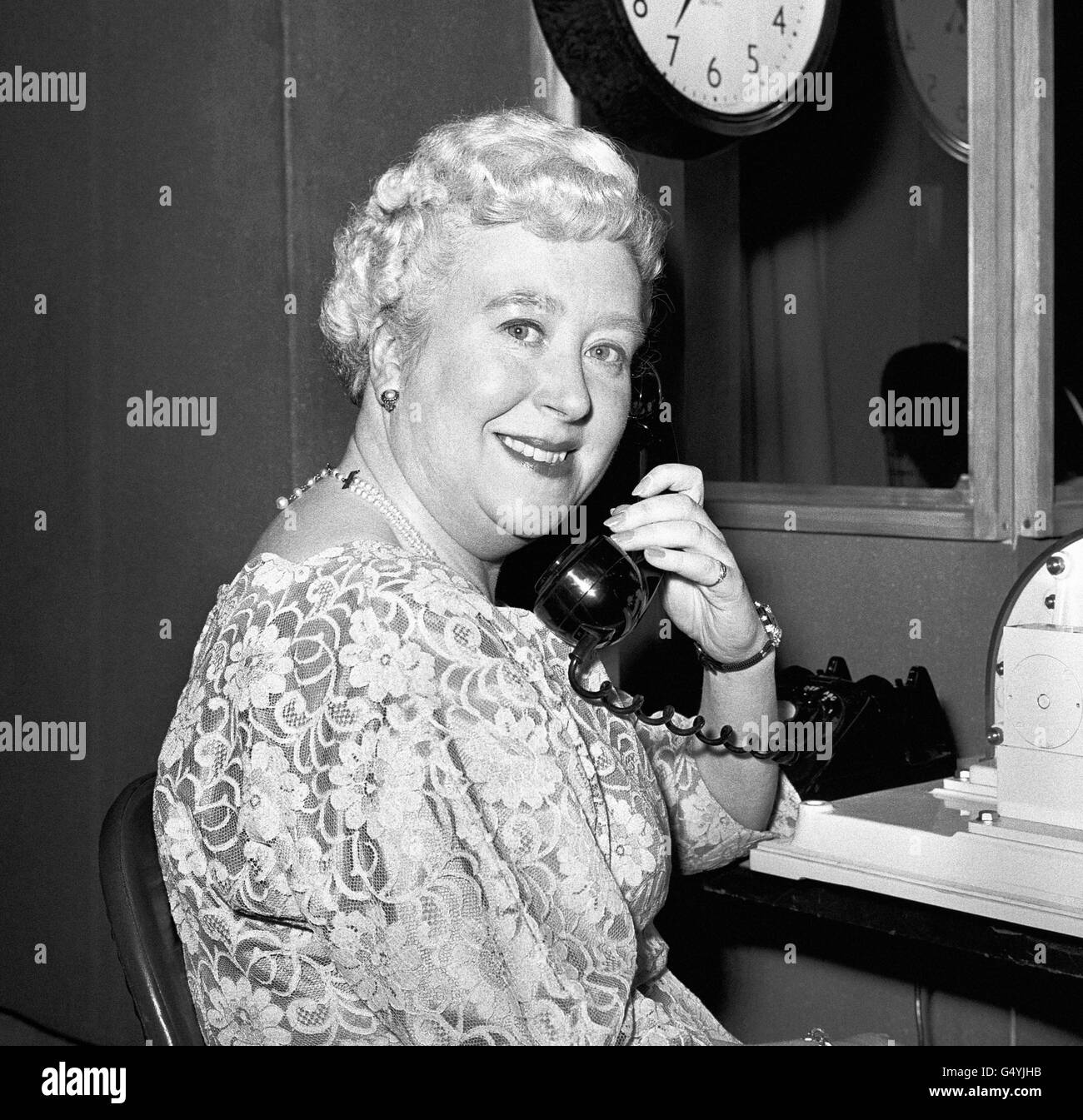 È probabile che tra un anno, 100 milioni di chiamate saranno state risposte dalla 'voce d'oro' di Pat Simmons, assistente supervisore di 42 anni presso l'Avenue Telephone Exchange. Foto Stock