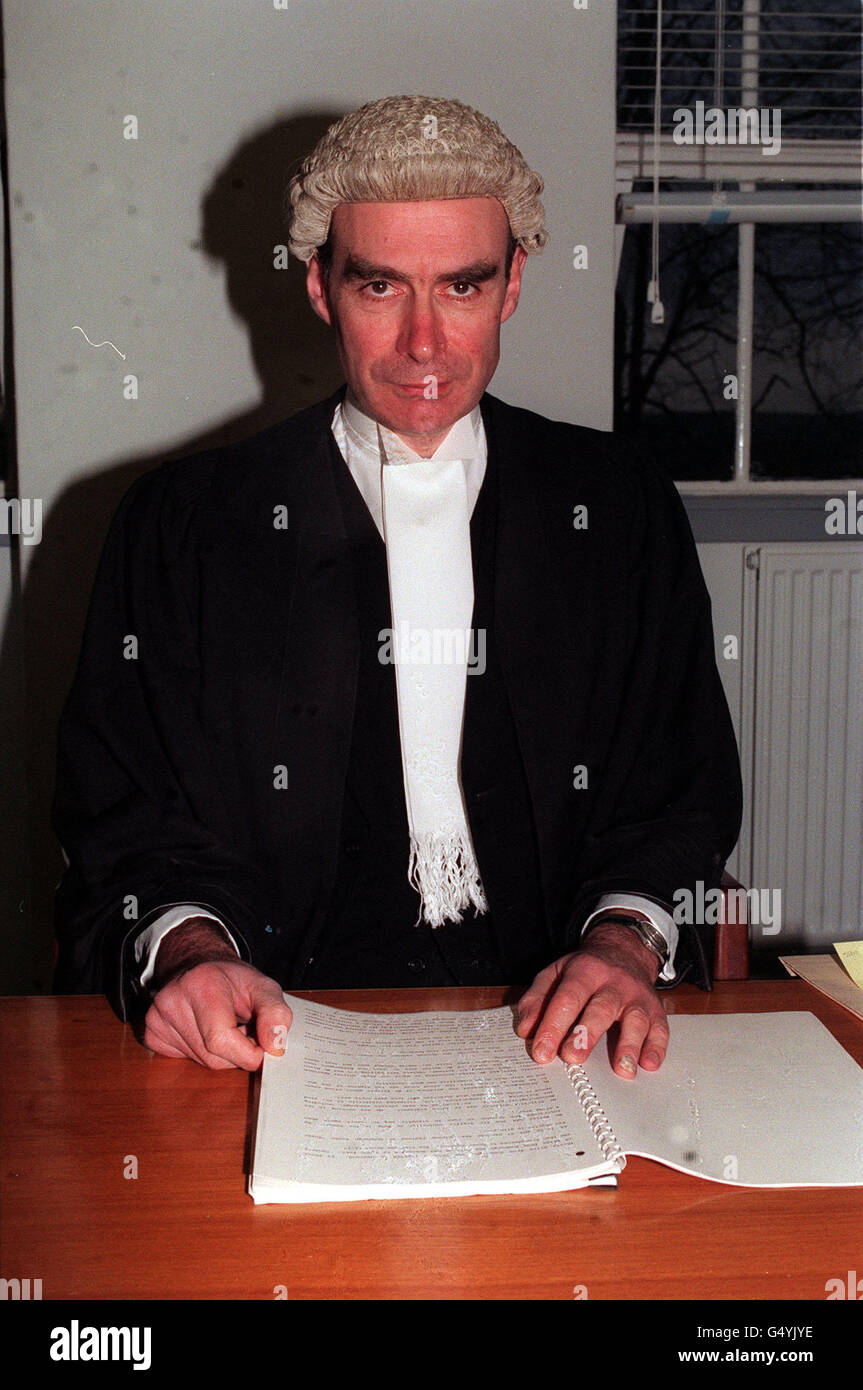 Lo sceriffo, Sir Stephen Young, che sta dirigendo l'inchiesta sul Mull of Kintyre Chinook Helicopter Crash nel 1994, che ha ucciso 29 persone. Foto Stock