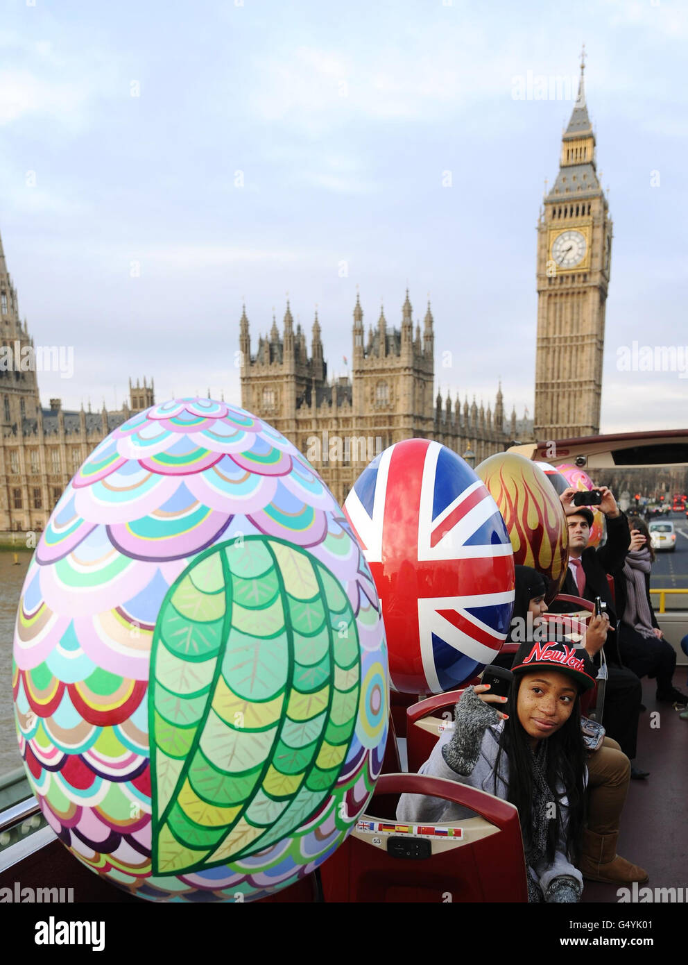 Le uova giganti decorate, che faranno parte della Faberge Big Egg Hunt, sono guidate oltre le Camere del Parlamento, nel centro di Londra, su un autobus turistico scoperto. Foto Stock