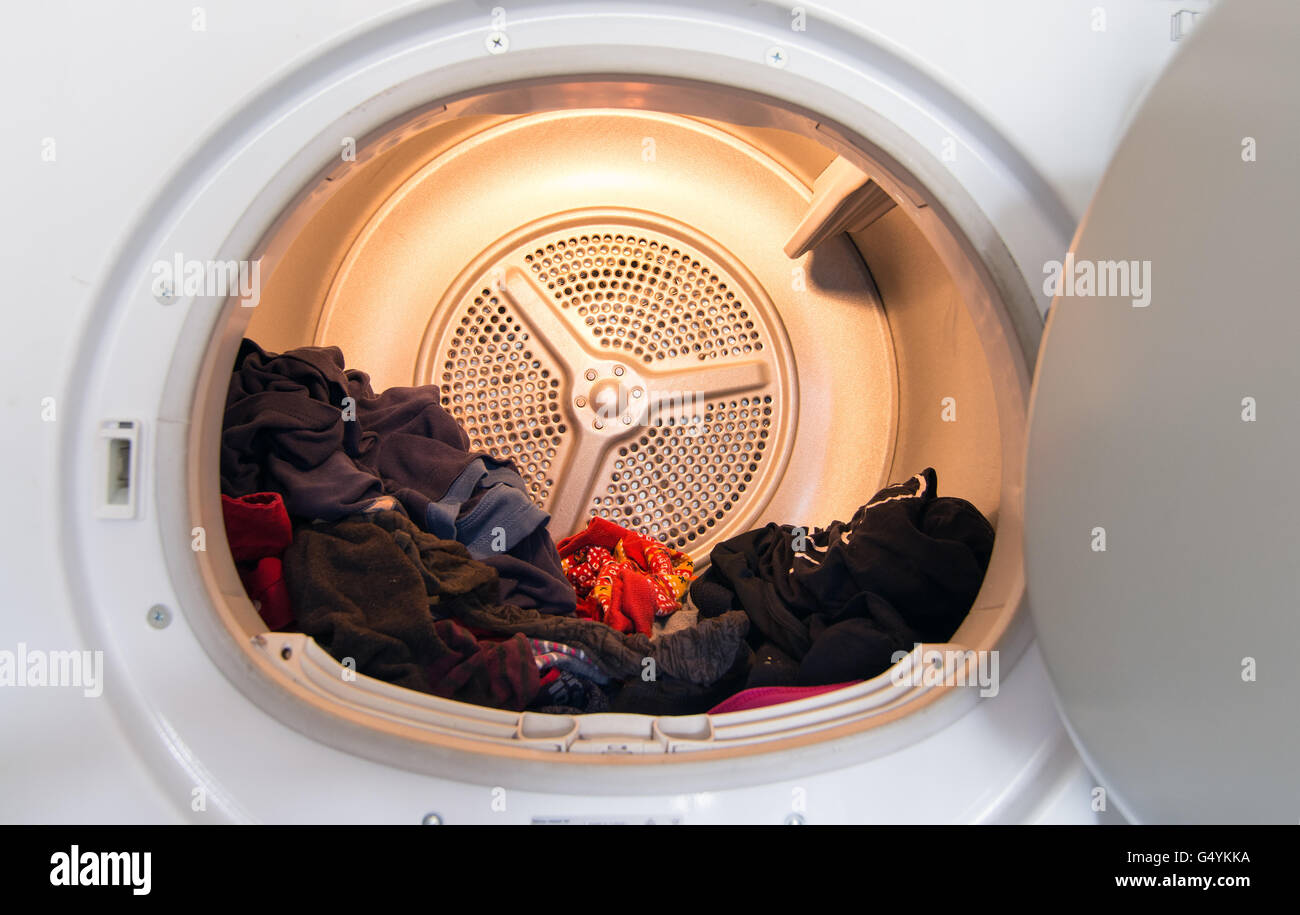 Vista interna di un domestico asciugatrice a tamburo (asciugabiancheria)  con abbigliamento in esso Foto stock - Alamy