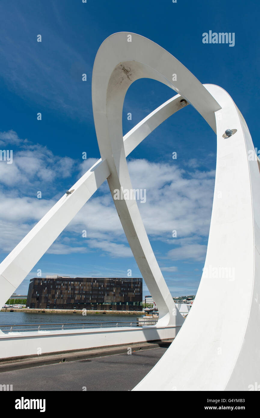 Il 'Pont des Docks' (2005) e la École Maritime (Scuola nautica), Le Havre, Normandia, Francia Foto Stock