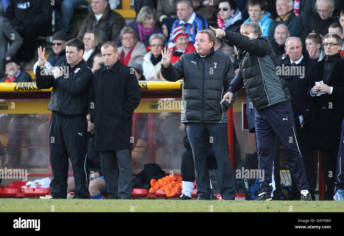 Gary Smith, direttore di Stevenage (2° a sinistra) E Tottenham Hotspur manager Harry Redknapp (2° a destra) sulla linea di contatto Foto Stock