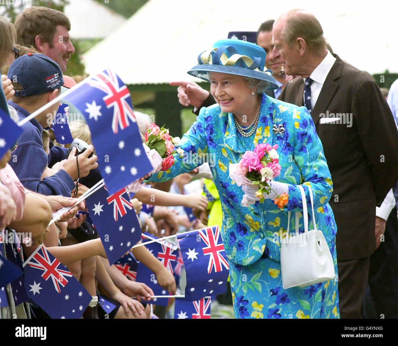 La Regina con il Duca di Edimburgo saluta bene i wishers in Central Park, Bourke, Australia, un piccolo insediamento di 3,600 persone, 500 miglia (800 km) a nord ovest di Sydney. Bourke è una parola in Australia per l'Outback remoto. 'Indietro 'o Bourke' significa la parte posteriore di oltre o di mezzo di nessun posto in Aussie-parla Foto Stock