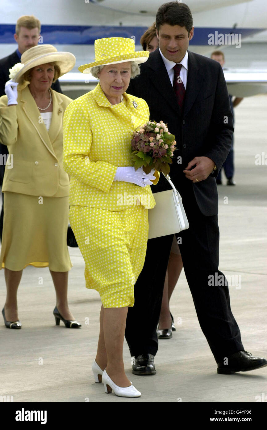 La Regina, con Steve Bracks, nuovo Premier di Victoria, all'aeroporto di Melbourne, mentre il suo tour di due settimane in Australia continua. All'arrivo all'aeroporto della città, la regina, è stata presentata con un'aquila piuma e foglie di gomma da un gruppo di ballerini aborigeni. * in città ha pranzato con dignitari locali e ha visitato uno studio televisivo per bambini. La regina era vestita con un abito giallo limone e cappello abbinato Foto Stock