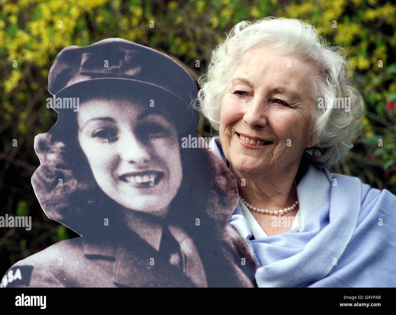 Dame vera Lynn nel giardino del Savoy Hotel, dopo che è stata nominata personalità del secolo in un sondaggio nazionale. I ricordi delle forze Sweetheart saranno sigillati in un Millennium Vault a Guildford, Surrey, che non sarà aperto fino all'anno 3000. * UN ingrandimento a grandezza naturale di una delle più famose fotografie della guerra di Dame vera sarà tra gli oggetti sigillati nella Millennium Vault. Foto Stock