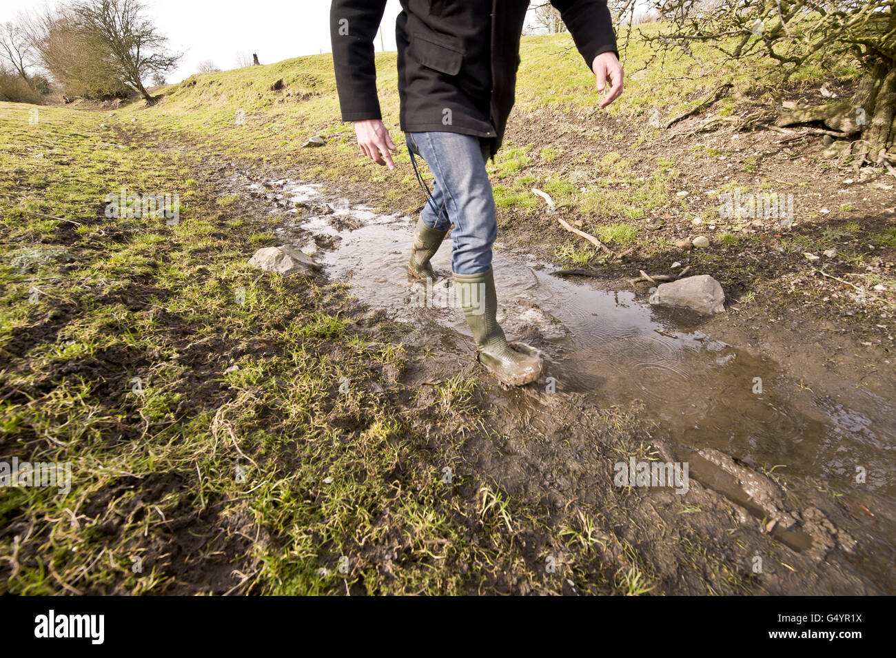 Simon Evans dal Tamigi l'acqua cammina su una piccola macchia fangosa dove il fiume Kennet scorre di solito lungo i campi vicino al villaggio di Lockeridge, appena ad ovest di Marlborough. Foto Stock