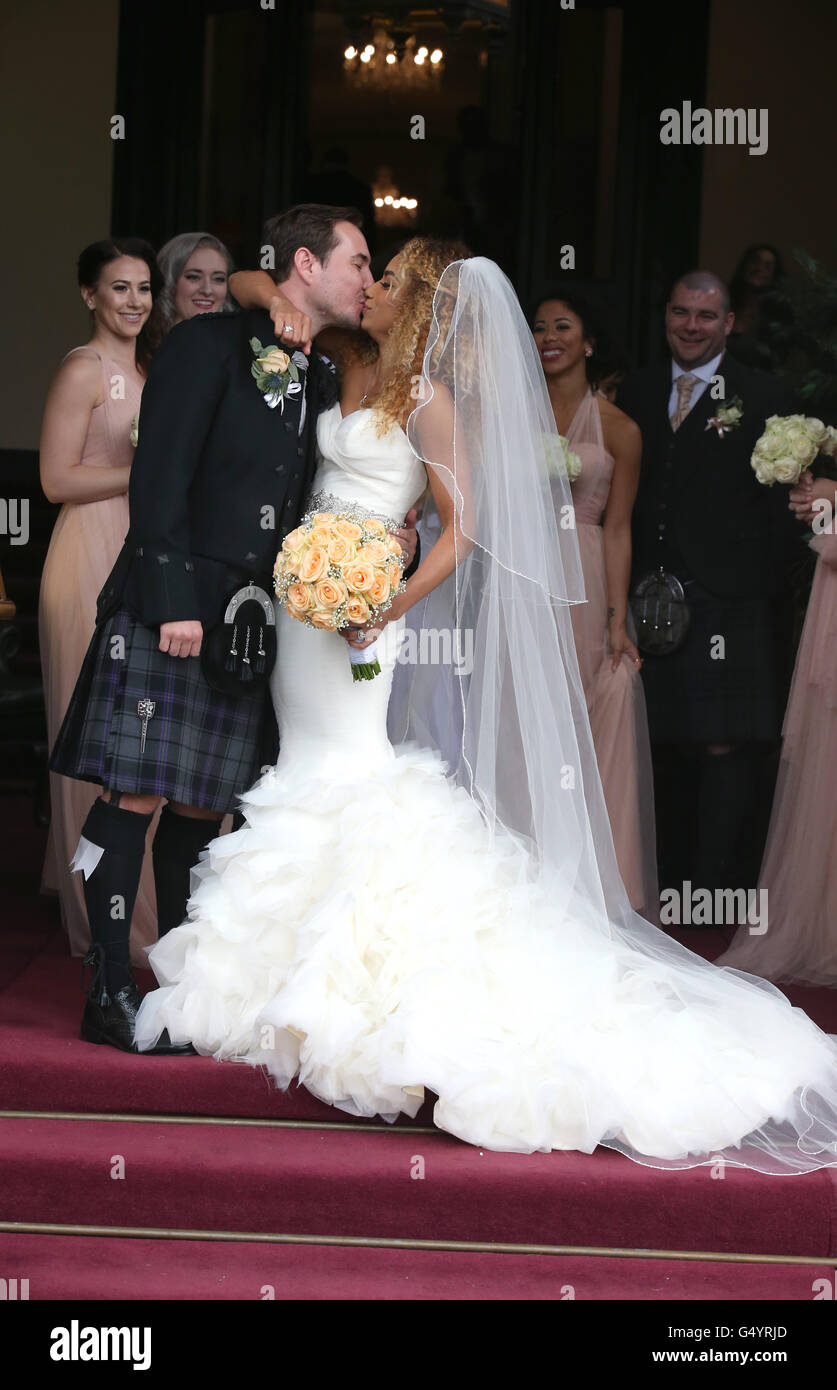 Attore Martin Compston e Tianna Chanel Flynn al Mar Hall resort nel Renfrewshire dopo il loro matrimonio. Foto Stock