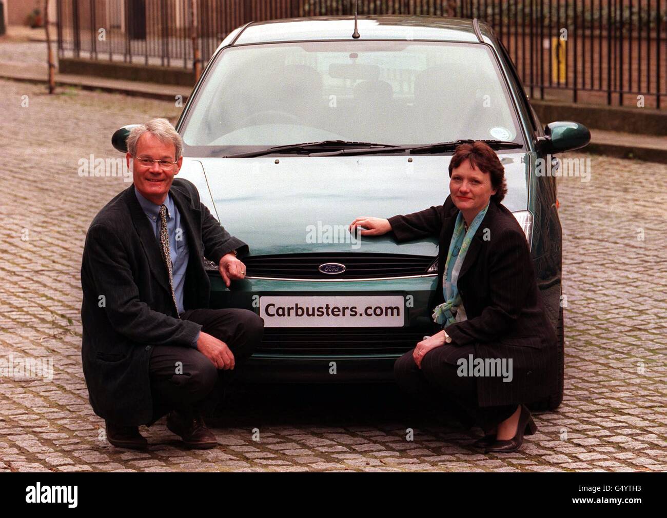 Tony Lewis, un GP di Budleigh Salterton, Devon, e sua moglie Penny con una Ford Focus auto a Londra, al lancio del nuovo sito web della Consumers Association, carbusters.com, che permette ai clienti di risparmiare migliaia di sterline acquistando la loro auto. *gli acquirenti di auto sono offerti la possibilità di risparmiare migliaia di sterline sui nuovi veicoli Penny e Tony hanno acquistato due auto Ford Focus attraverso il nuovo sito web risparmiando loro stessi 6,500. Foto Stock