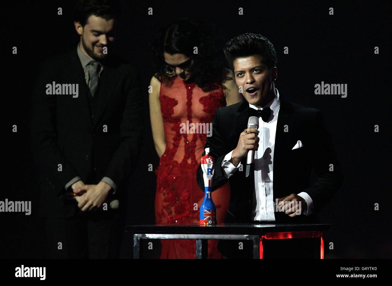 Bruno Mars raccoglie sul palco il premio internazionale per gli artisti maschili solo durante i 2012 Brit Awards alla O2 Arena di Londra. Foto Stock