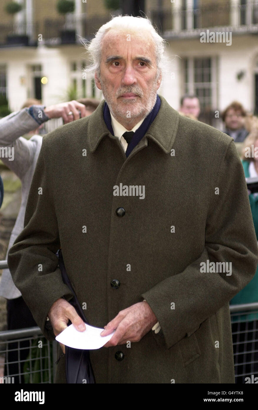 L'attore Christopher Lee, che ha giocato a Scaramanger in the Man con la pistola d'oro, arriva al servizio commemorativo per la 'Q' di James Bond, Desmond Llewelyn, a Knightsbridge, Londra. Foto Stock