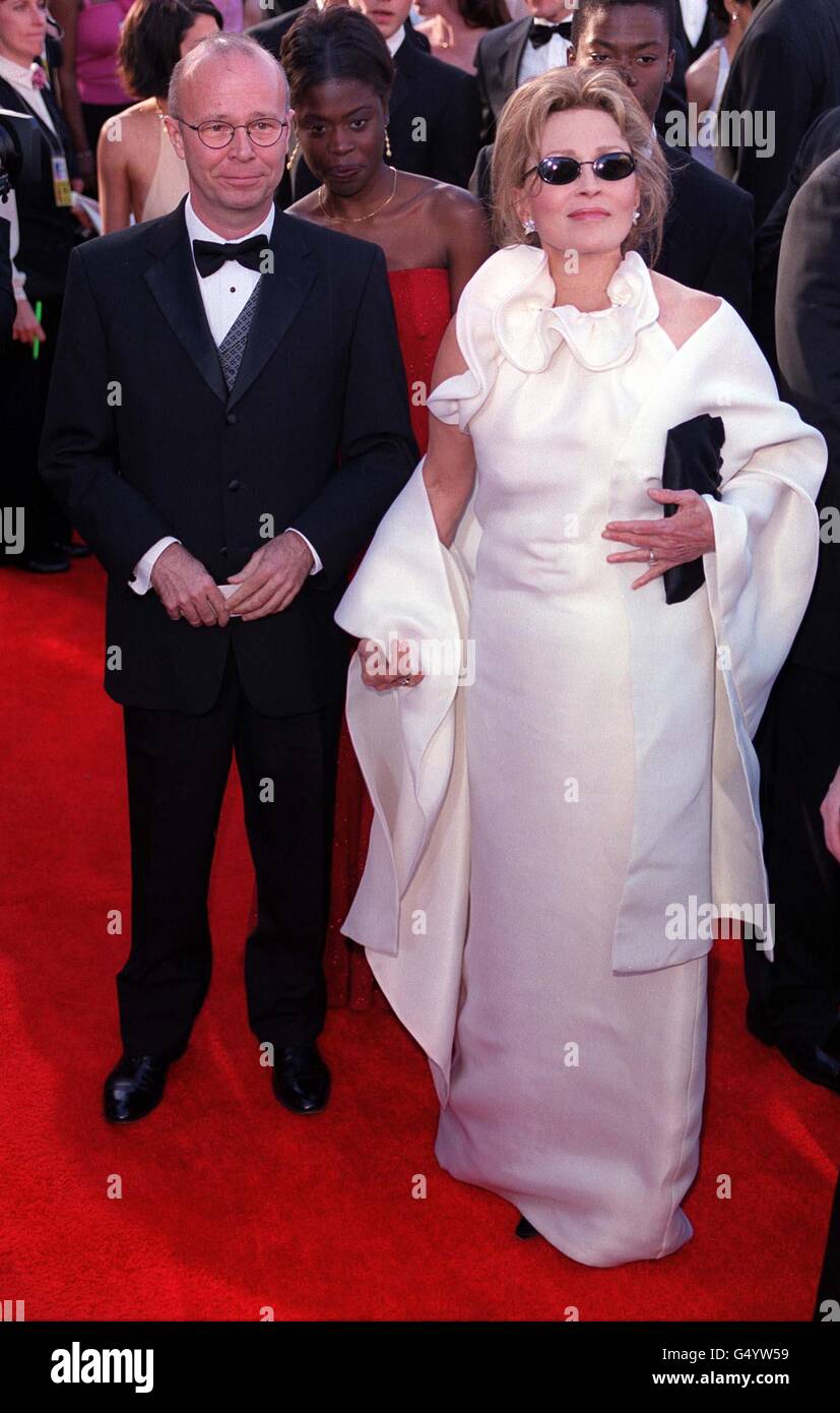 L'attrice americana Faye Dunaway, indossando un abito Tom Ford, arriva al 72° Premio annuale dell'Accademia, tenuto al Shrine Auditorium di Los Angeles. Foto Stock