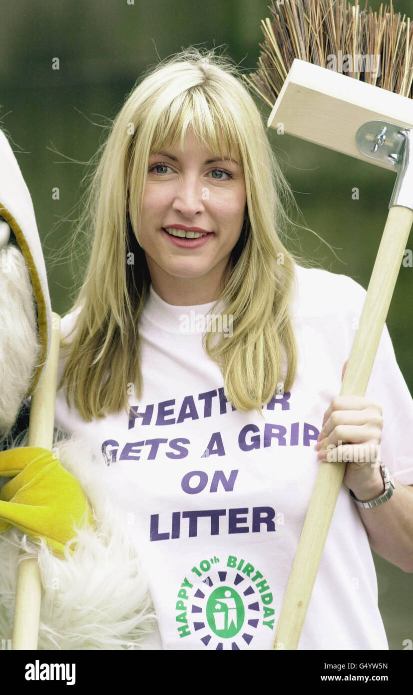 Heather Mills esce dalla sua scopa per lanciare la National Spring Clean nel centro di Londra. Il prossimo mese milioni di volontari raccoglieranno rifiuti in tutta la Gran Bretagna. *Heather è stato accompagnato dal cucito Womble Uncle Bulgaria al lancio. Foto Stock