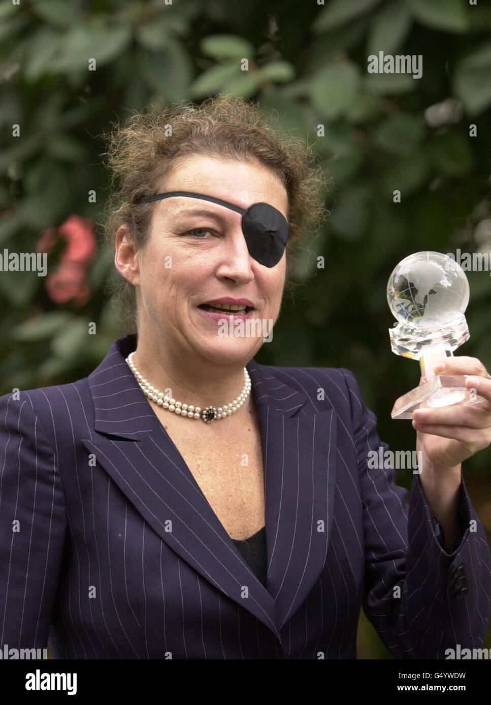 Marie Colvin corrispondente del Sunday Times, durante il 'Women of the Year Lunch 2001' al Savoy Hotel di Londra. Foto Stock