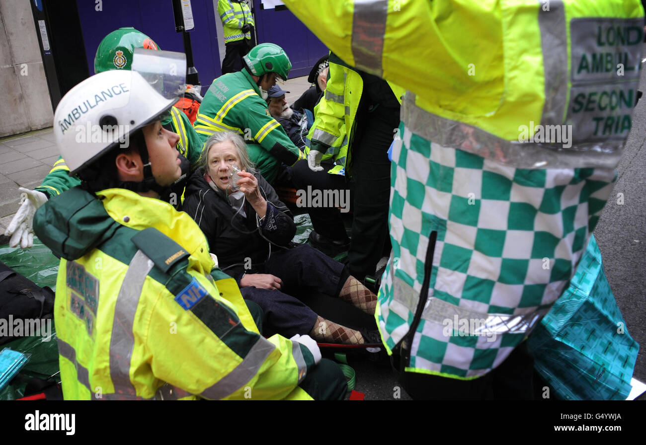 I servizi di emergenza partecipano oggi a un esercizio di sicurezza delle Olimpiadi di Londra presso la stazione di Aldwych disutilizzata, dove hanno replicato un attacco terroristico alla metropolitana di Londra. Foto Stock