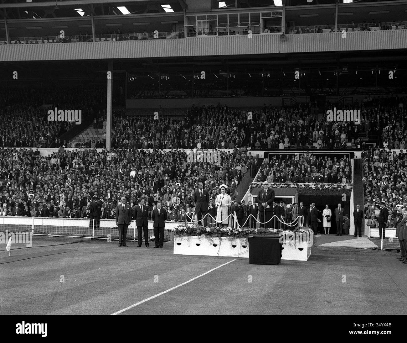 Calcio - Coppa del mondo FIFA Inghilterra 1966 - Partita di apertura - Gruppo uno - Inghilterra / Uruguay - Stadio di Wembley. La Regina viene presentata al campo al Wembley Stadium di Londra oggi dopo aver dichiarato l'apertura della Coppa del mondo. Foto Stock