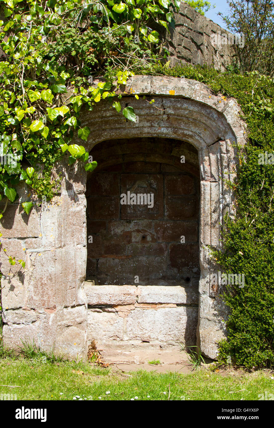 Nicchia in pietra e arco della parete Foto Stock