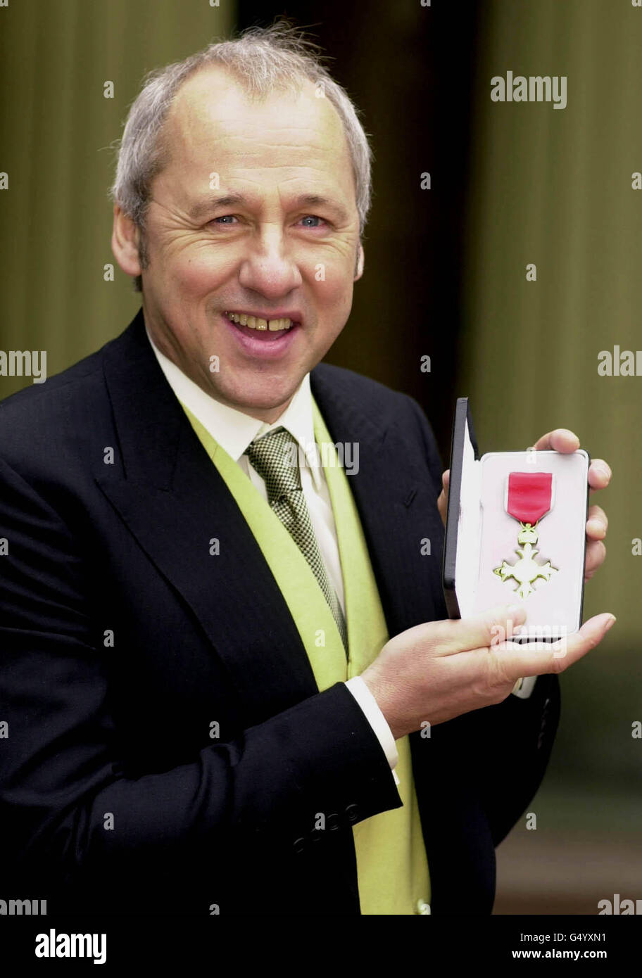 Il musicista Mark Knopfler della band Dire Straits ha ricevuto un'OBE dal Principe di Galles durante una cerimonia di investitura tenutasi a Buckingham Palace. Foto Stock