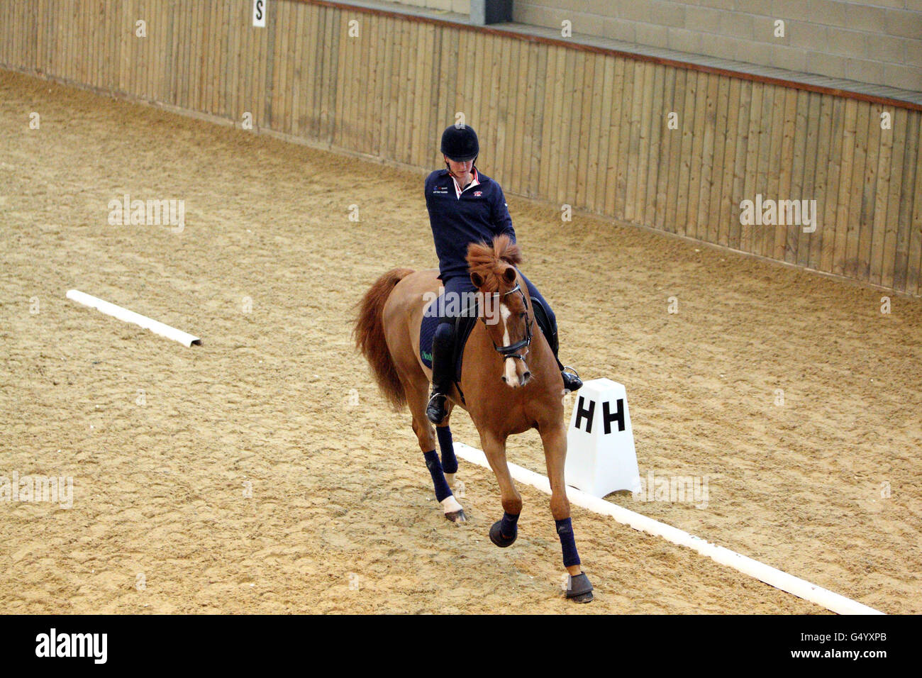 Membro del team di Great Britain Para-Equestrian Dressage e Londra 2012 Hopeful Debbie Criddle esercita uno dei suoi cavalli a un Media Giornata all'Unicorn Equestrian Trust a Stow-on-the-Wold nel Gloucestershire Foto Stock