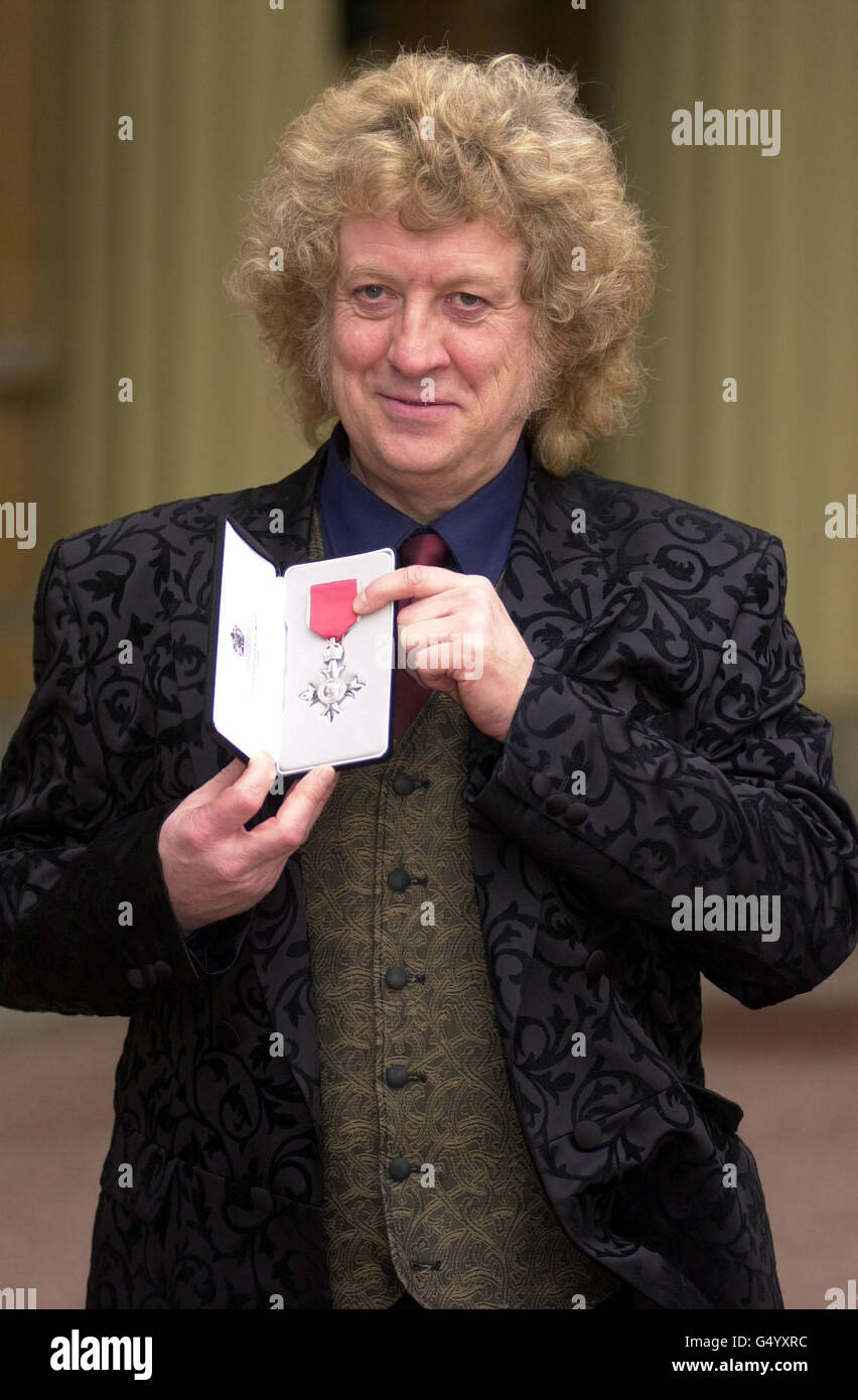 Il musicista Neville (Noddy) Holder della band Slade ha ricevuto un CBE dal Principe di Galles durante una cerimonia di investitura tenuta a Buckingham Palace. Foto Stock
