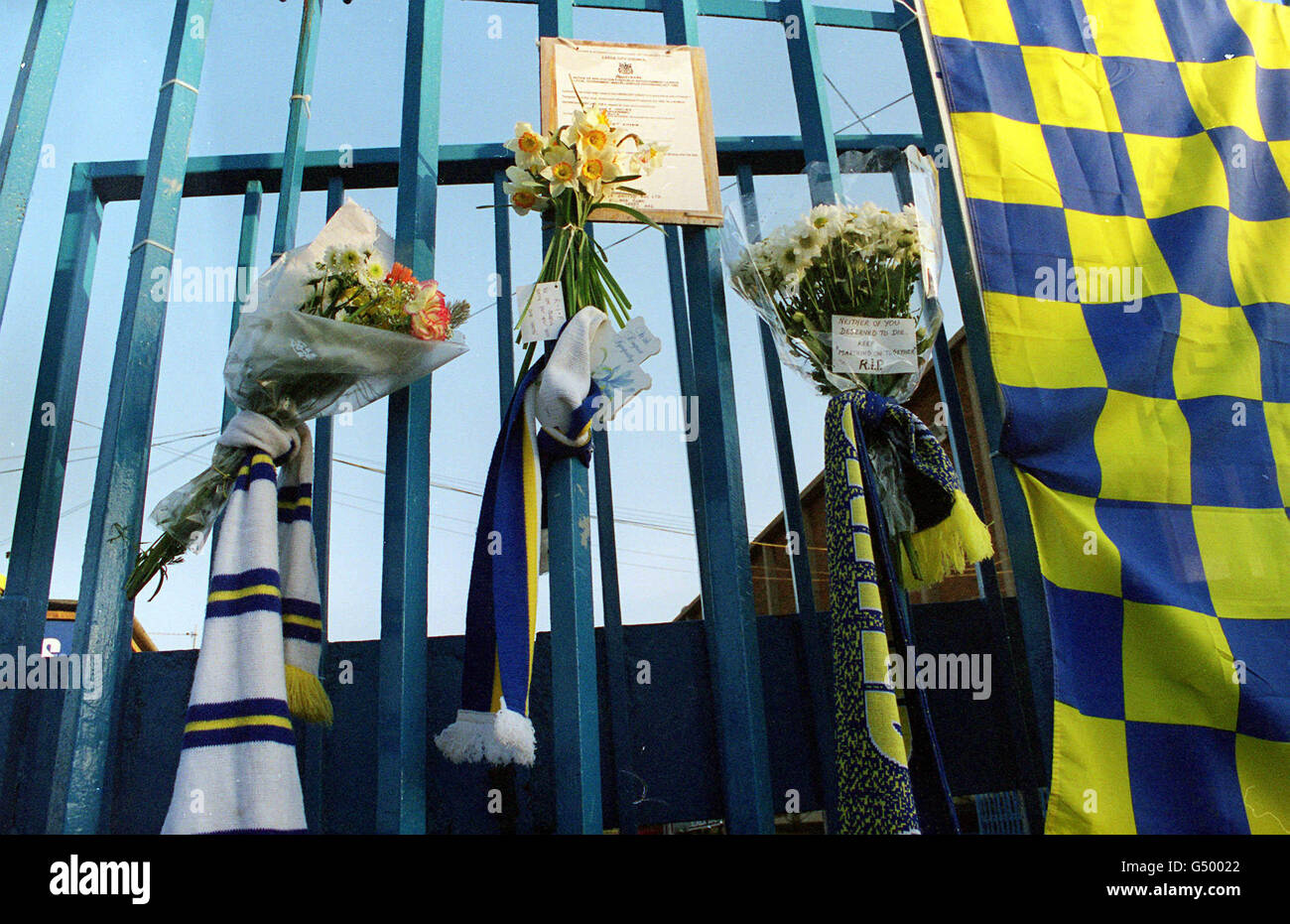 Alcuni dei tributi floreali posti alle porte dello stadio di Elland Road, la casa del Leeds United Football Club, dopo che due tifosi di Leeds furono uccisi durante uno scoppio di combattimenti a Istanbul, Turchia. Foto Stock