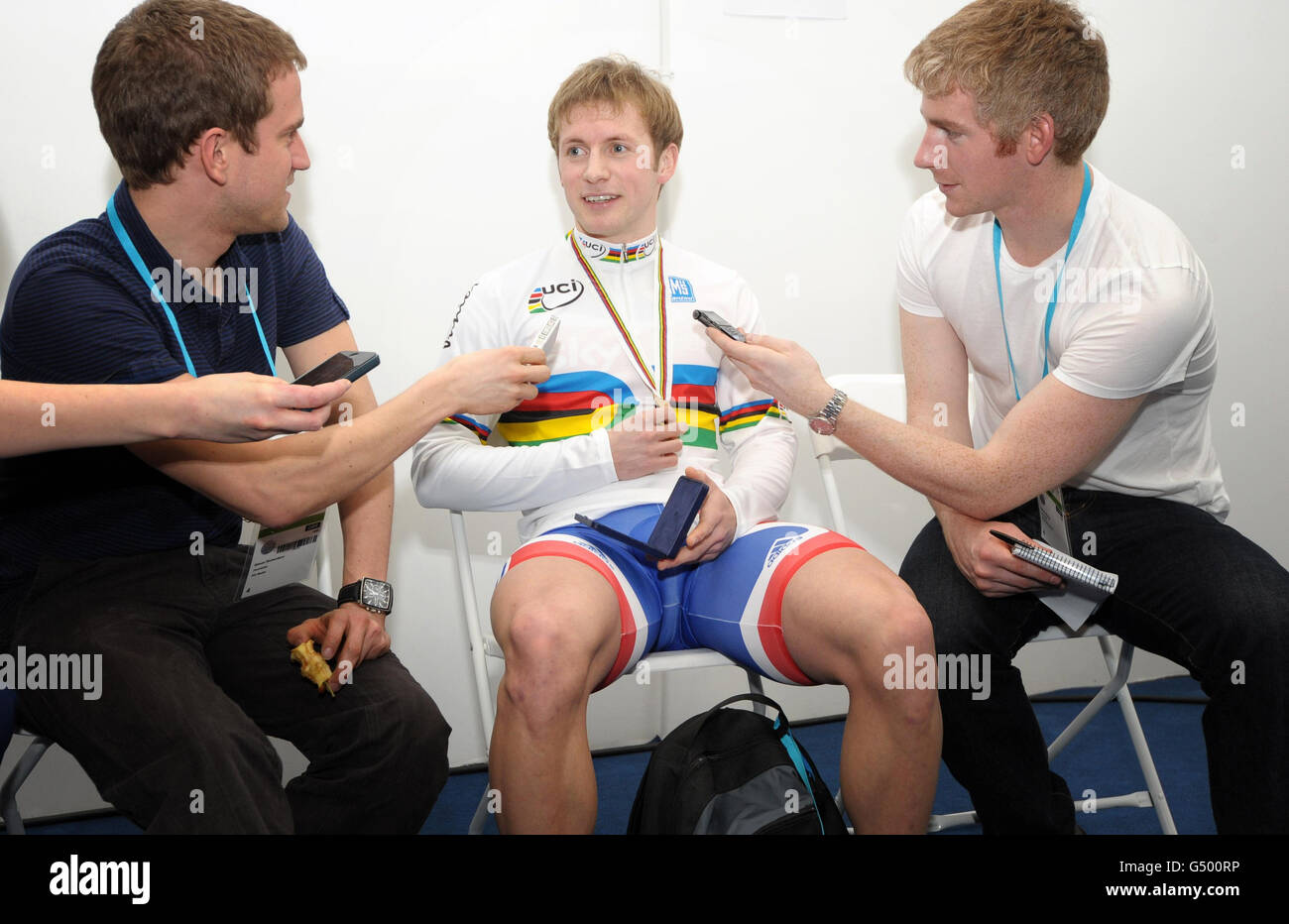 Il britannico Jason Kenny è intervistato dopo aver ricevuto la sua maglia arcobaleno e medaglia d'oro dal presidente della British Cycling Brian Cookson come è diventato campione del mondo sprint dopo la Francia Gregory Bauge è stato sospeso per le violazioni dei test di droga durante un giorno di anteprima per la Coppa del mondo di ciclismo UCI Track al Velodrome nel Parco Olimpico di Londra. Foto Stock