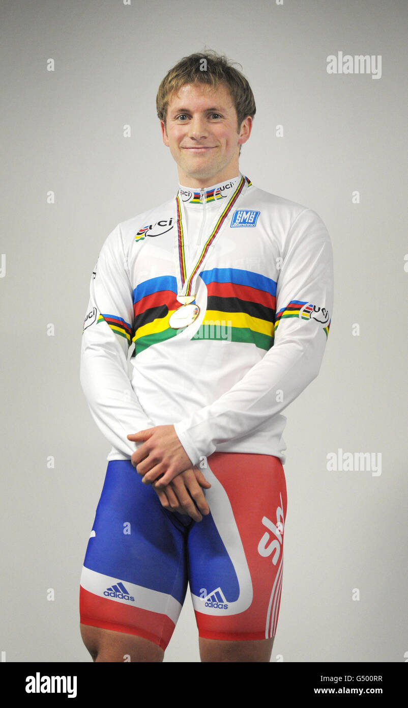 Il britannico Jason Kenny riceve la sua maglia arcobaleno e la medaglia d'oro dal presidente della British Cycling Brian Cookson come è diventato campione del mondo sprint dopo che Gregory Bauge della Francia è stato sospeso per le infrazioni di test di droga durante un giorno di anteprima per la Coppa del mondo di ciclismo su pista UCI al Velodrome in Olympic Park, Londra. Foto Stock