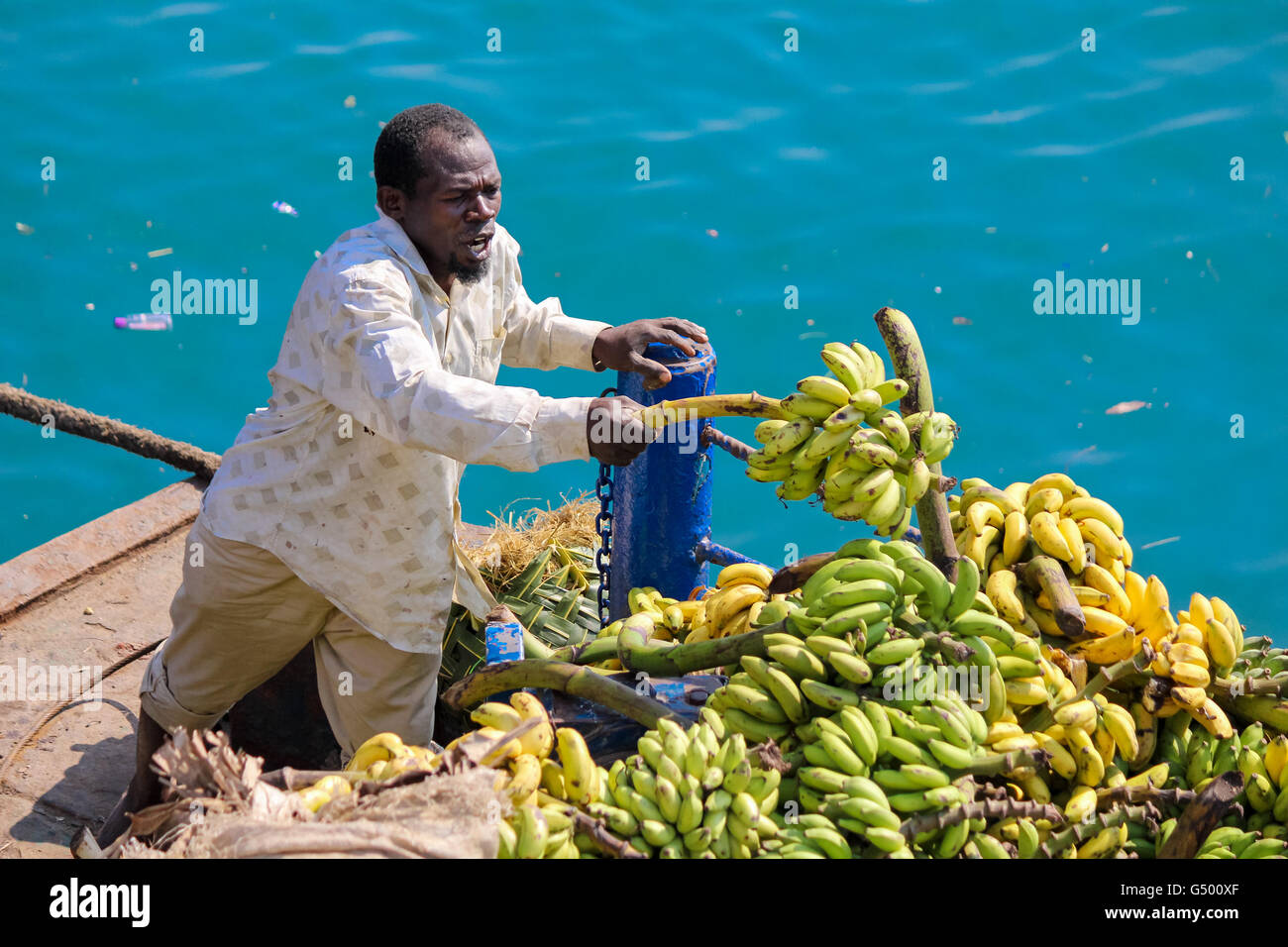 Tanzania, Zanzibar e Pemba isola di Pemba attraversamento - Zanzibar con il traghetto da carico, arrivo a Zanzibar, lo scarico del traghetto Foto Stock