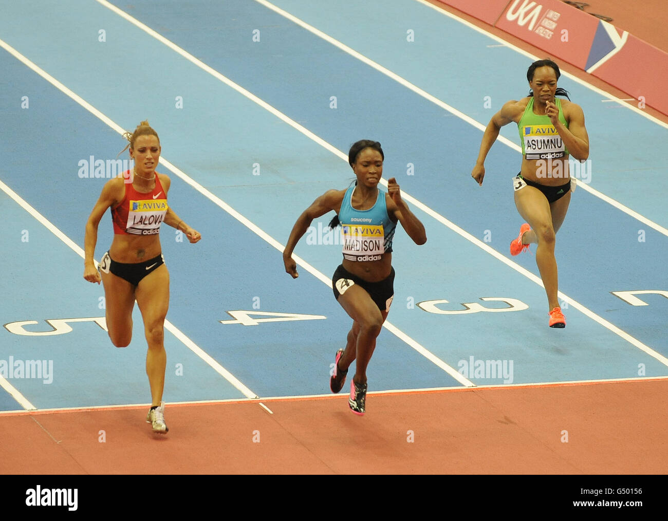 USA's Tianna Madison (corsia 4) Vincitore della finale femminile di 60m dalla Bulgaria IVET Lalova (corsia 5) Foto Stock