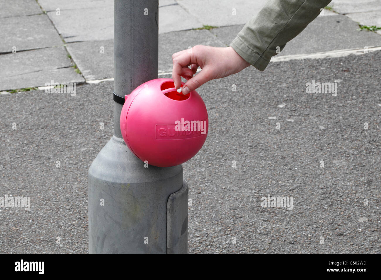 Decorazione caramelle punto di raccolta su un lampost, ragazza caduta in gomma. Foto Stock