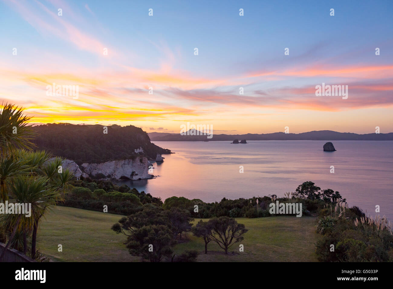 Nuova Zelanda Waikato, Hahei, Nuova Zelanda della costa al tramonto Foto Stock