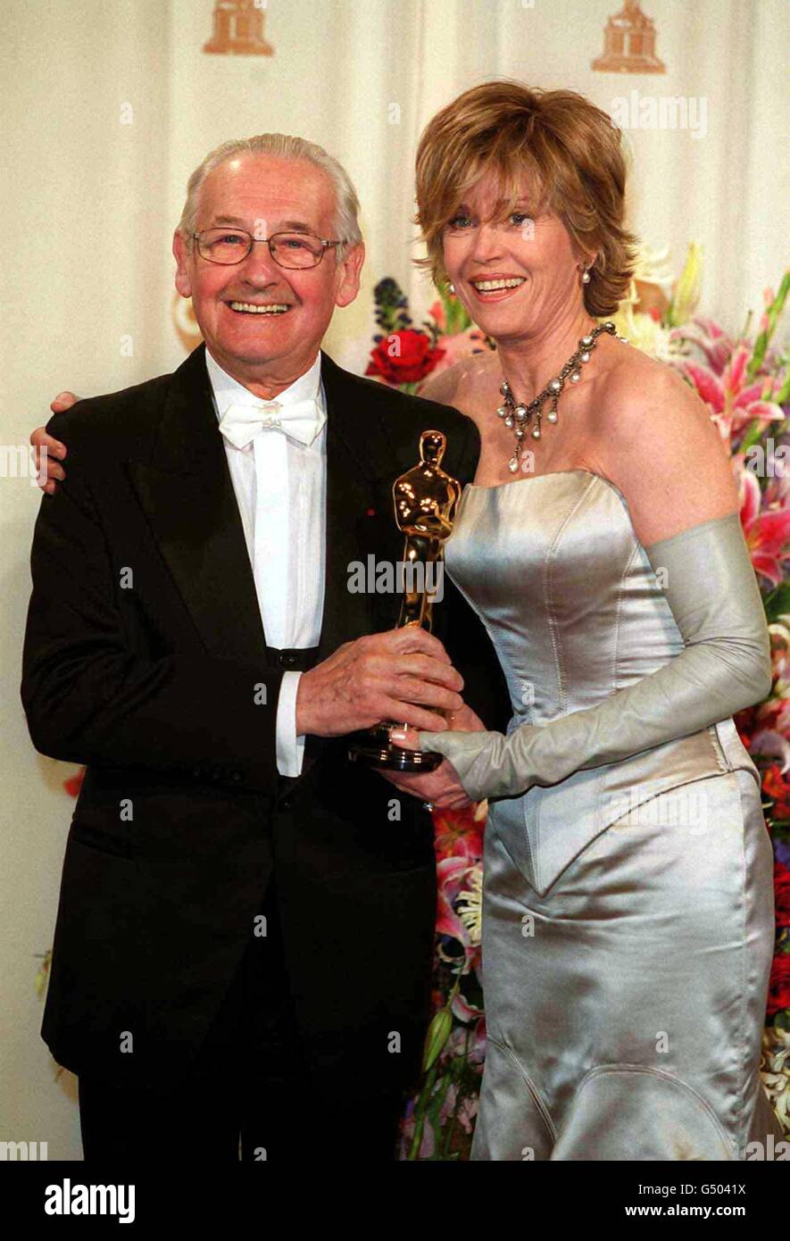 L'attrice americana Jane fonda con il regista polacco Andrzej Wadja, che ha ricevuto un Oscar Onorario in occasione del 72° Annual Academy Awards, tenuto presso il Shrine Auditorium di Los Angeles. *Jane fonda indossa una crema vera Wang. Foto Stock