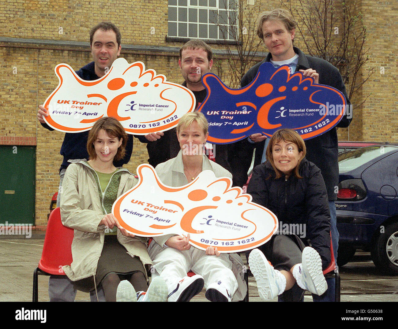 I sei membri principali del cast di ITV's Cold Feet (Back Row L-R) James Nesbitt, John Thomson e Robert Bathhurst. (Front Row L-R) Helen Baxendale, Hermione Norris e Fay Ripley a Londra per contribuire a promuovere la Giornata del Trainer dell'Imperial Cancer Research Fund. * impostato per 7/4/00. Foto Stock