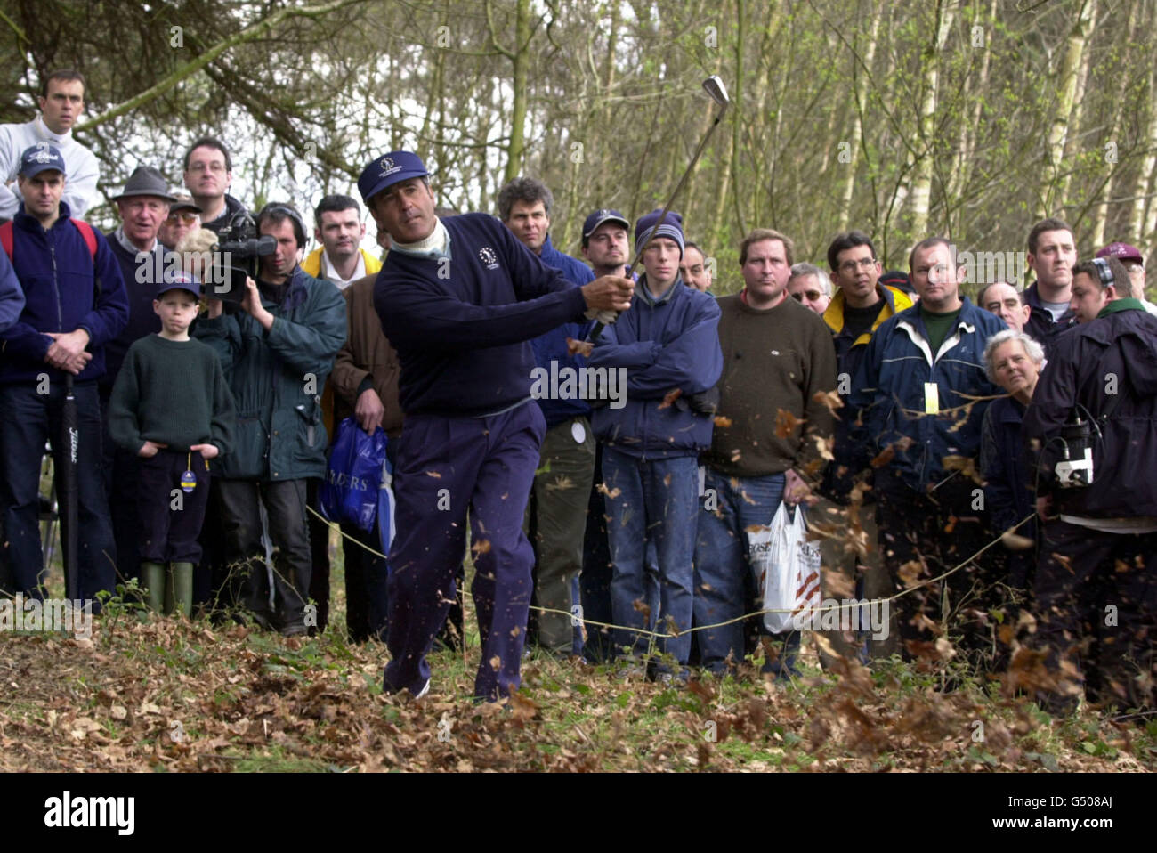Neve Ballesteros gioca dagli alberi sulla 5° buca durante l'ultimo round del Seve Ballesteros Trophy 2000 a Sunningdale. Foto Stock