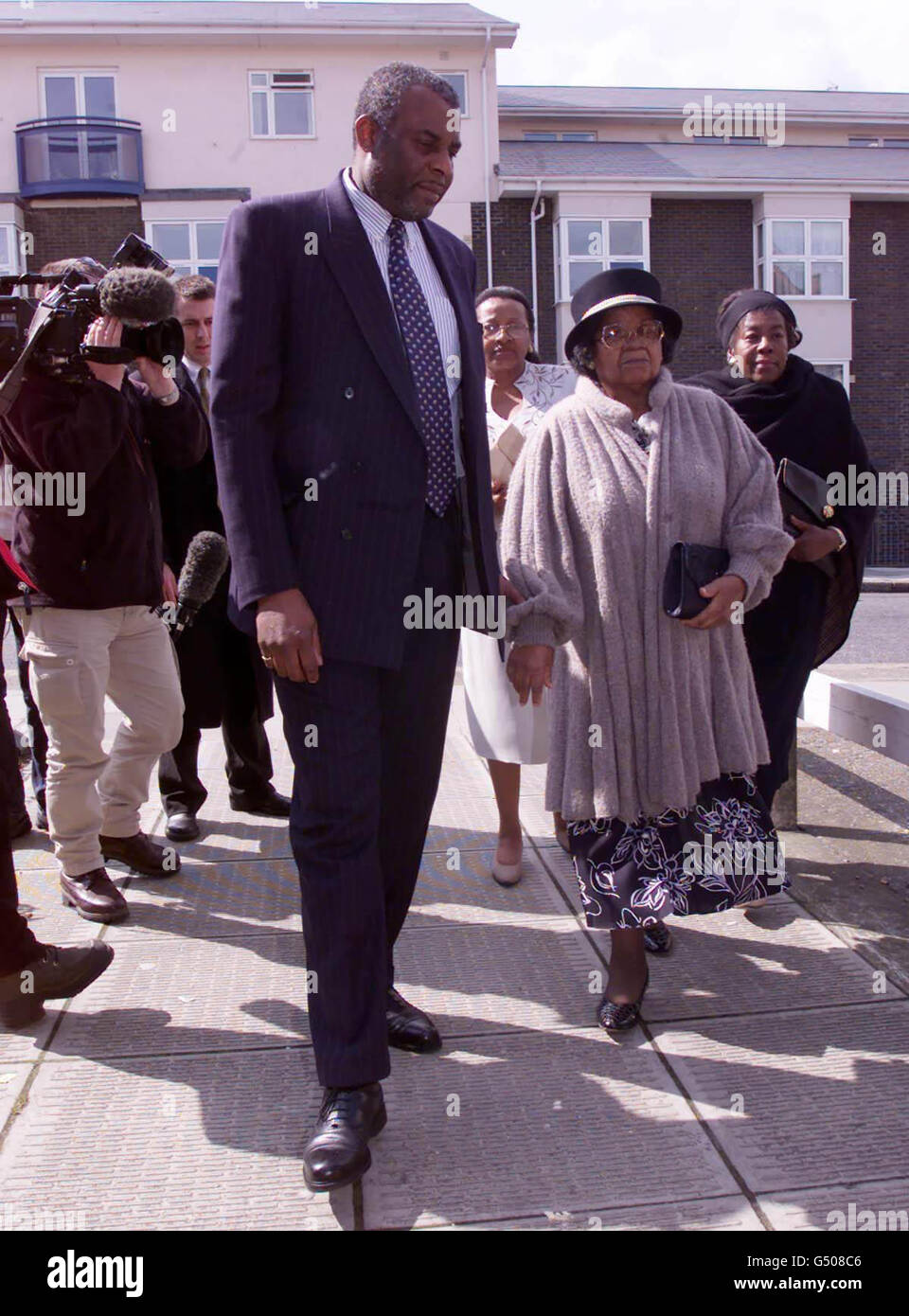 Neville Lawrence con Iris Anderson in arrivo per il servizio commemorativo dell'adolescente nero assassinato Stephen Lawrence alla chiesa metodista di Plumstead, Londra. Foto Stock
