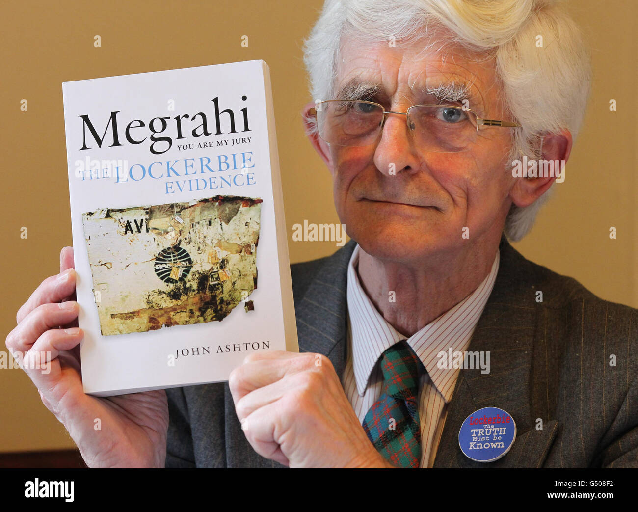 Il Dr Jim Swire tiene il libro 'Megrahi: You are My Jury' durante il lancio del libro a Edimburgo. Foto Stock