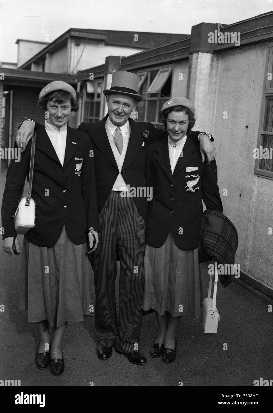 Yvette Williams , il miglior jumper lungo del mondo (a sinistra) e Jean Stewart sono raffigurati con Sir Arthur Porritt - che ha corso nelle Olimpiadi del 1924 e del 1928 - quando sono arrivati all'aeroporto di Londra con altri membri della squadra olimpica della Nuova Zelanda . Foto Stock