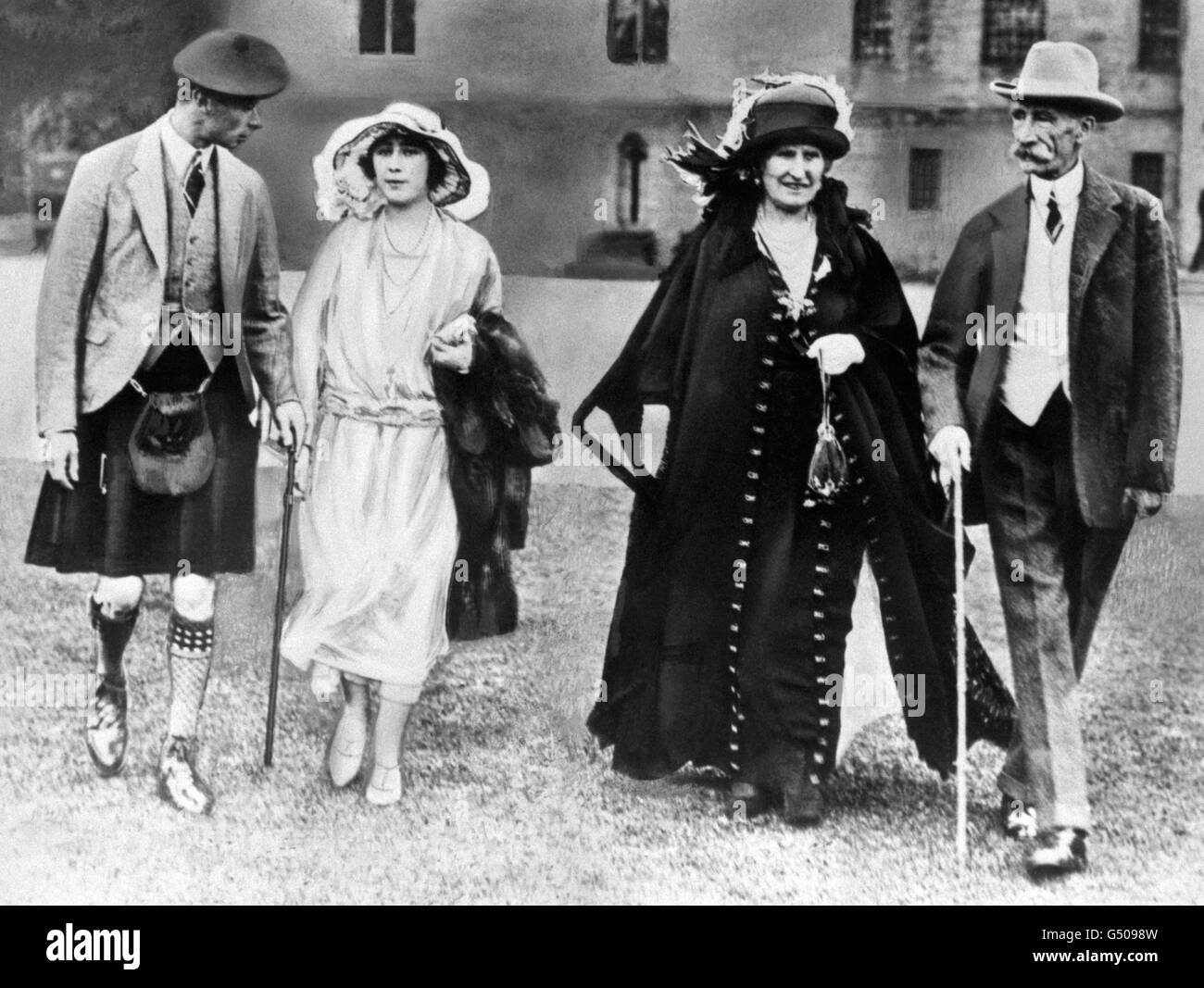 L-R: Il duca di York il principe Alberto (in seguito Giorgio VI) e la sua fidanzata Lady Elizabeth Bowes-Lyon (in seguito la Regina Madre), con i suoi genitori il conte e la contessa di Strathmore a Glamis, Scozia. Foto Stock