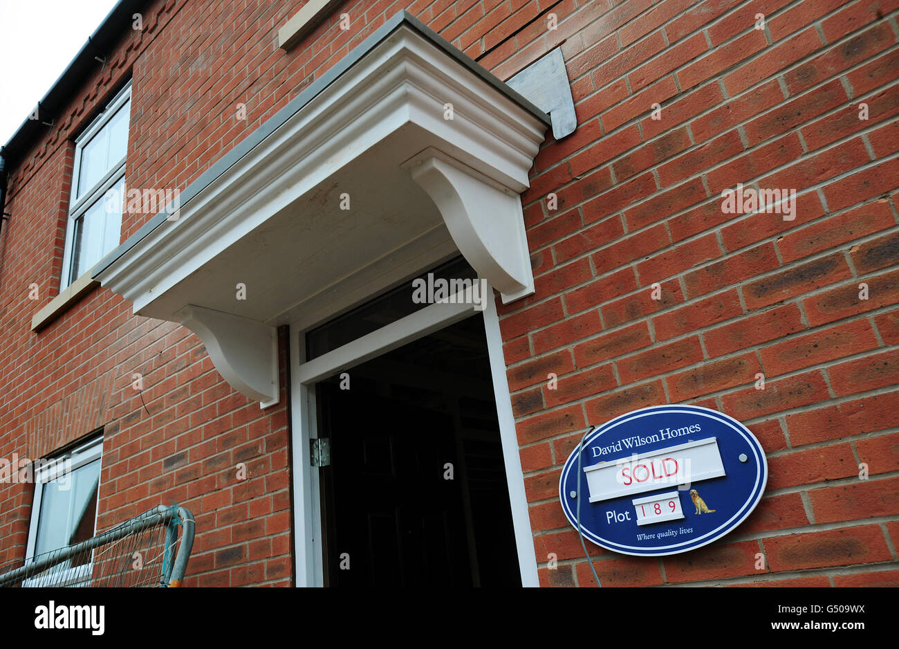 Materiale da costruzione. Una vista generale un cartello venduto fuori case di recente costruzione in Derbyshire. Foto Stock