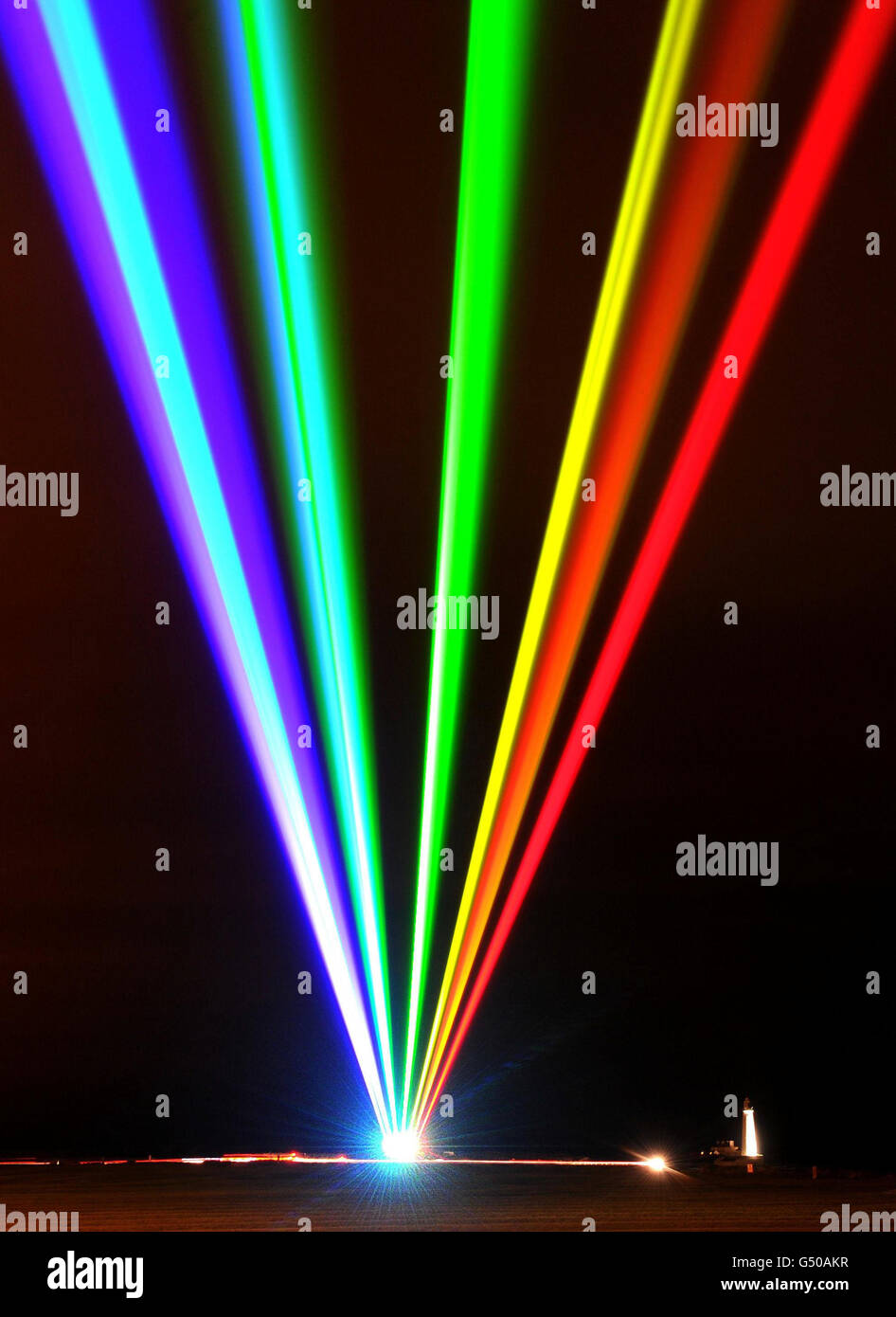 L'artista americano Yvette Mattern's Global Rainbow, che celebra il Martin Luther King Day, illumina la costa nord-orientale mentre viene proiettata dal faro di St Mary a Whitley Bay per annunciare i Giochi Olimpici del 2012. Foto Stock