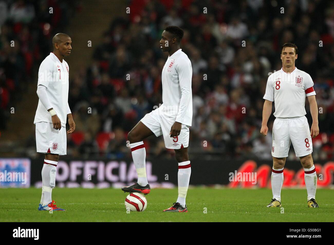 Ashley Young (a sinistra), Danny Welbeck (al centro) e Scott Parker si sono abbattuto dopo aver nascosto il primo obiettivo del gioco Foto Stock