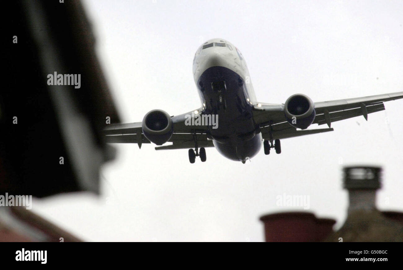 Un Boeing della British Airways che arriva all'aeroporto di Heathrow, Londra. Foto Stock