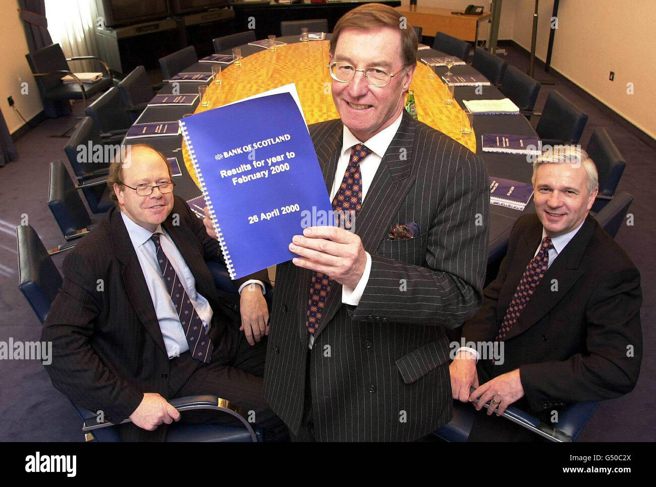 Da sinistra a destra: Gordon McQueen della Bank of Scotland, capo esecutivo della divisione per il Tesoro; Peter Burt, capo esecutivo del gruppo; George Mitchell, capo esecutivo della divisione per il settore bancario aziendale, presso la sede centrale della città di Londra. * i guadagni di fondo del gruppo hanno raggiunto livelli record nonostante la mancata offerta della Bank of Scotland di rilevare NatWest che ha buttato 54 milioni di euro dai suoi profitti per l'ultimo anno. Foto Stock