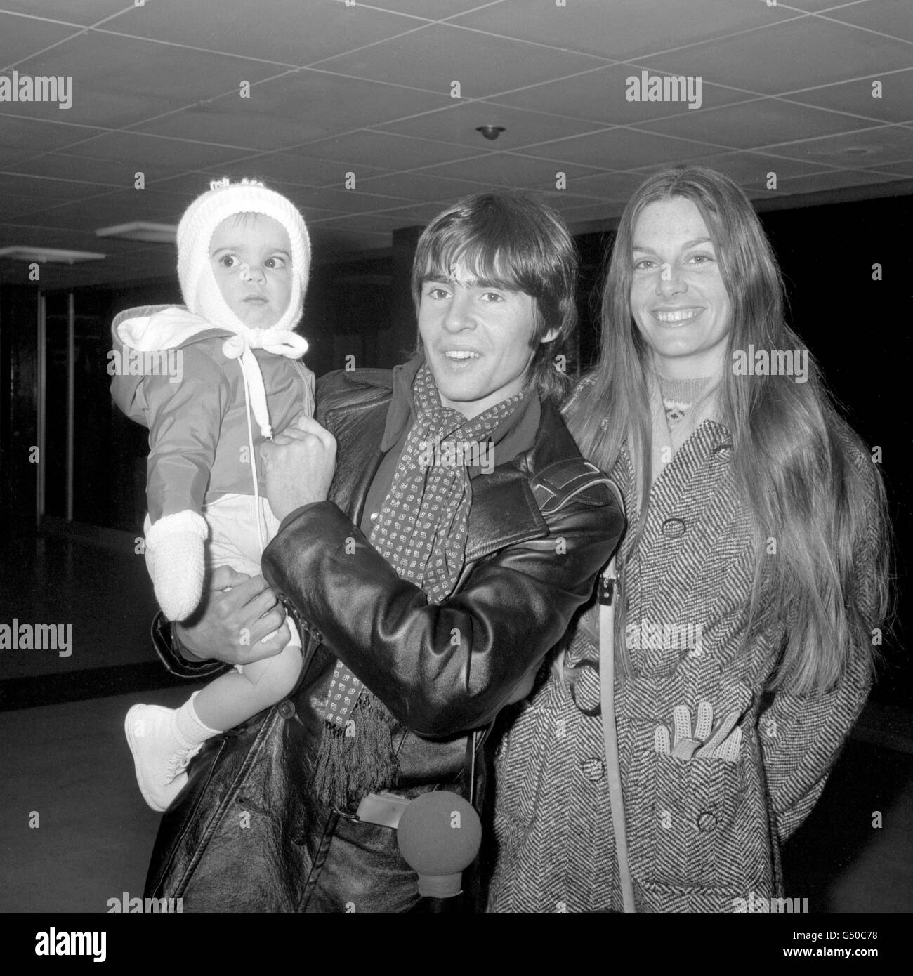 Davy Jones, membro inglese del gruppo pop americano The Monkees, accompagnato da sua moglie Linda e dalla loro figlia di 15 mesi Talia arriva all'aeroporto di Heathrow da Los Angeles. Foto Stock