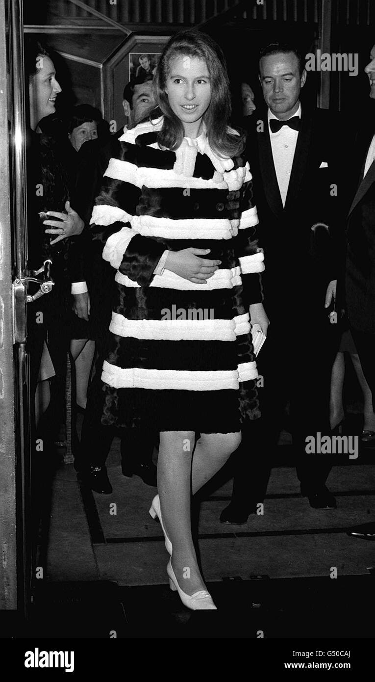Principessa Anna. La Principessa Anne (in seguito la Principessa reale) lascia il Savoy Theatre nel West End di Londra nel 1968. Foto Stock