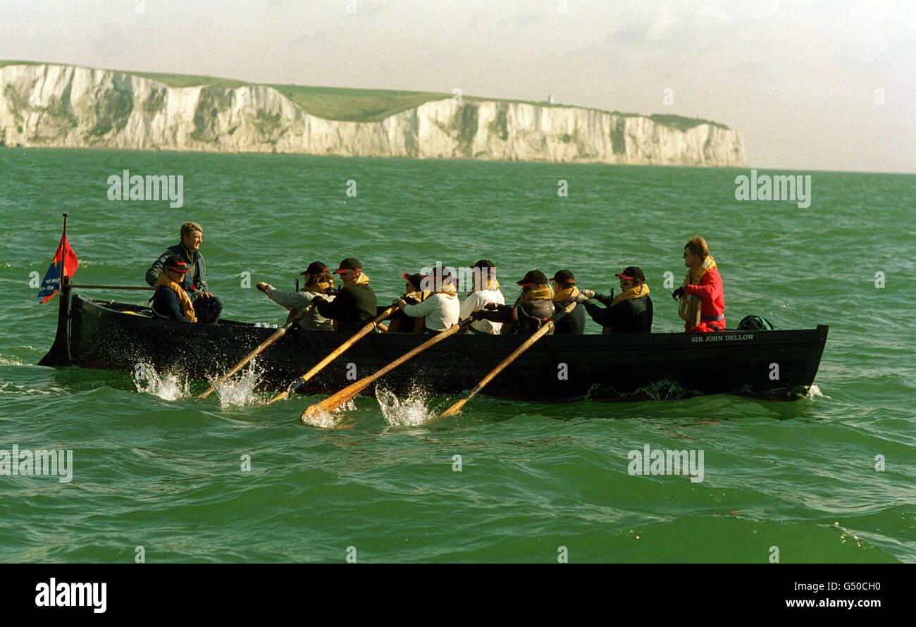 L'equipaggio del Sir John Dellow dei Montagu Whalers si allontana dalle bianche scogliere di dover, Kent all'inizio della loro sfida cross-channel per raccogliere fondi per St Piers, una carità che aiuta i bambini con epilessia. Foto Stock